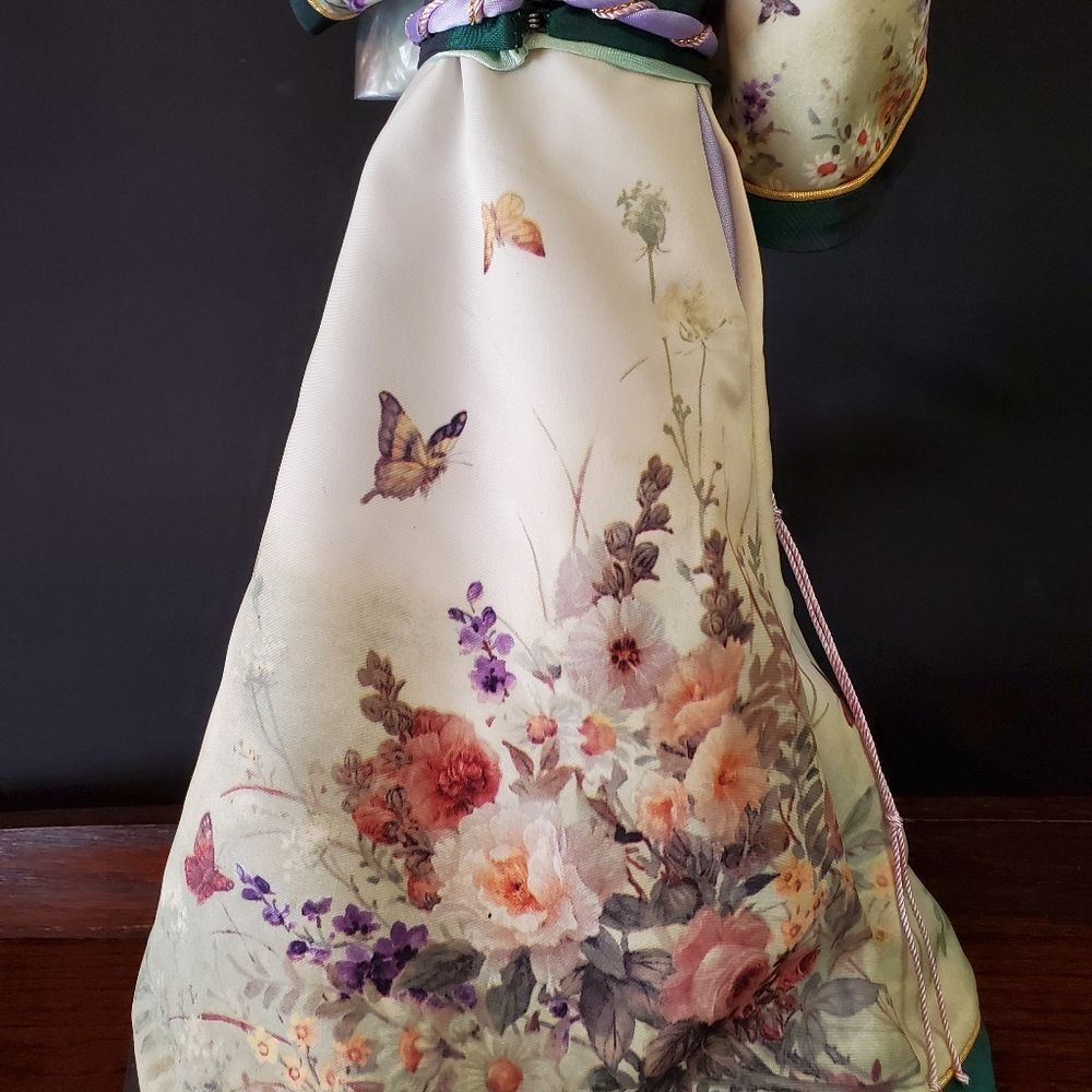 The Butterfly Maiden The Danbury Mint Lena Liu Geisha Doll with Stand and Fan - Picture 7 of 8